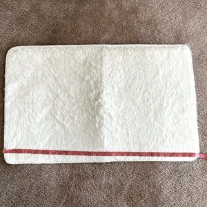 Crazy soft, white bath mat 20x 32”. NWOT
